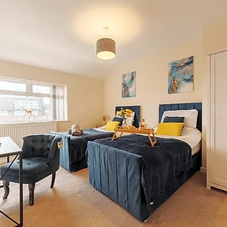 Perfect For Families & Contractors - Free Parking! Leeds