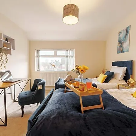 Perfect For Families & Contractors - Free Parking! 4* Leeds