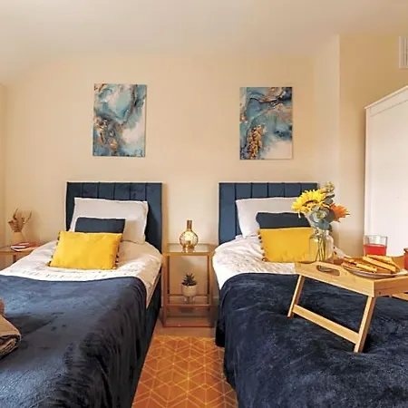 Perfect For Families & Contractors - Free Parking! Szálloda 4*