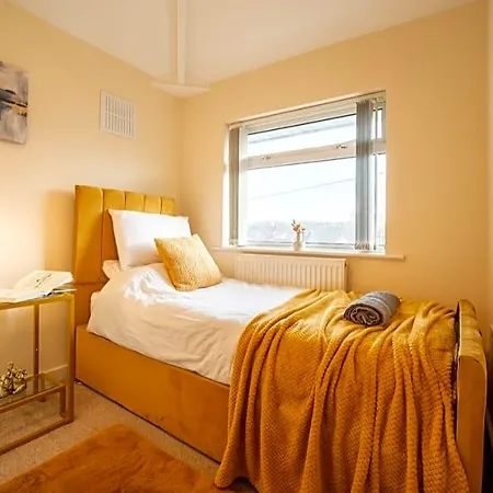 Perfect For Families & Contractors - Free Parking! Leeds